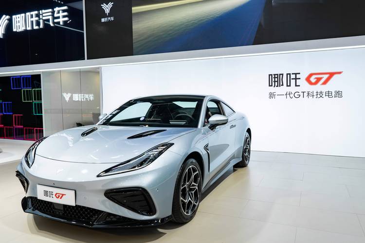 佛山40哪吒汽车在智能汽车领域的表现，领途汽车在新能源汽车市场中的影响力